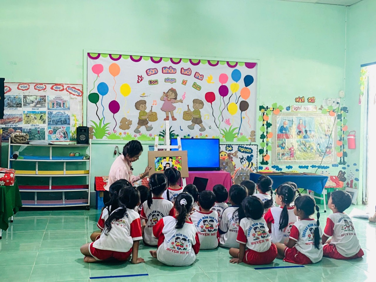 Tổ chức sinh hoạt chuyên môn với Chuyên đề “Tổ chức hoạt động giáo dục STEAM theo quy trình 5E tại trường Mầm non Phú Mỹ.