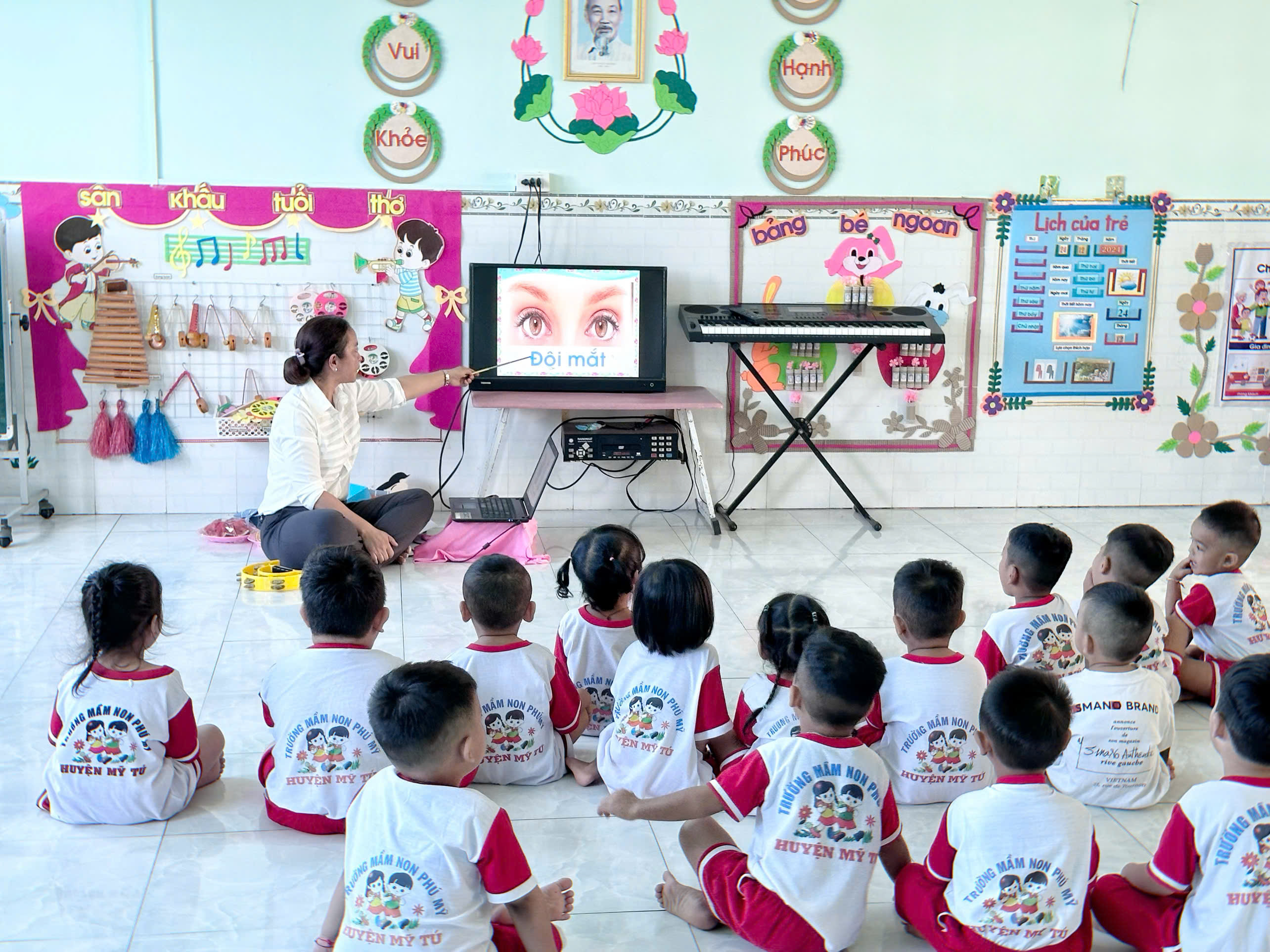 Tổ chức sinh hoạt chuyên môn với Chuyên đề “Tổ chức hoạt động giáo dục STEAM theo quy trình 5E tại trường Mầm non Phú Mỹ”