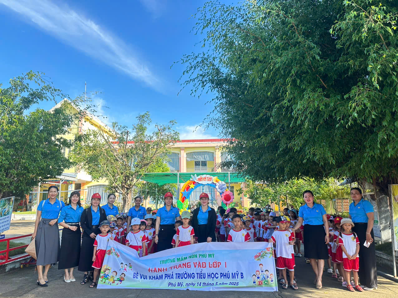 HOẠT ĐỘNG THAM QUAN TRƯỜNG TIỂU HỌC PHÚ MỸ B CỦA TRẺ LỚP LÁ  TRƯỜNG MẦM NON PHÚ MỸ - HÀNH TRANG VỮNG VÀNG CHO NGÀY VÀO LỚP MỘT