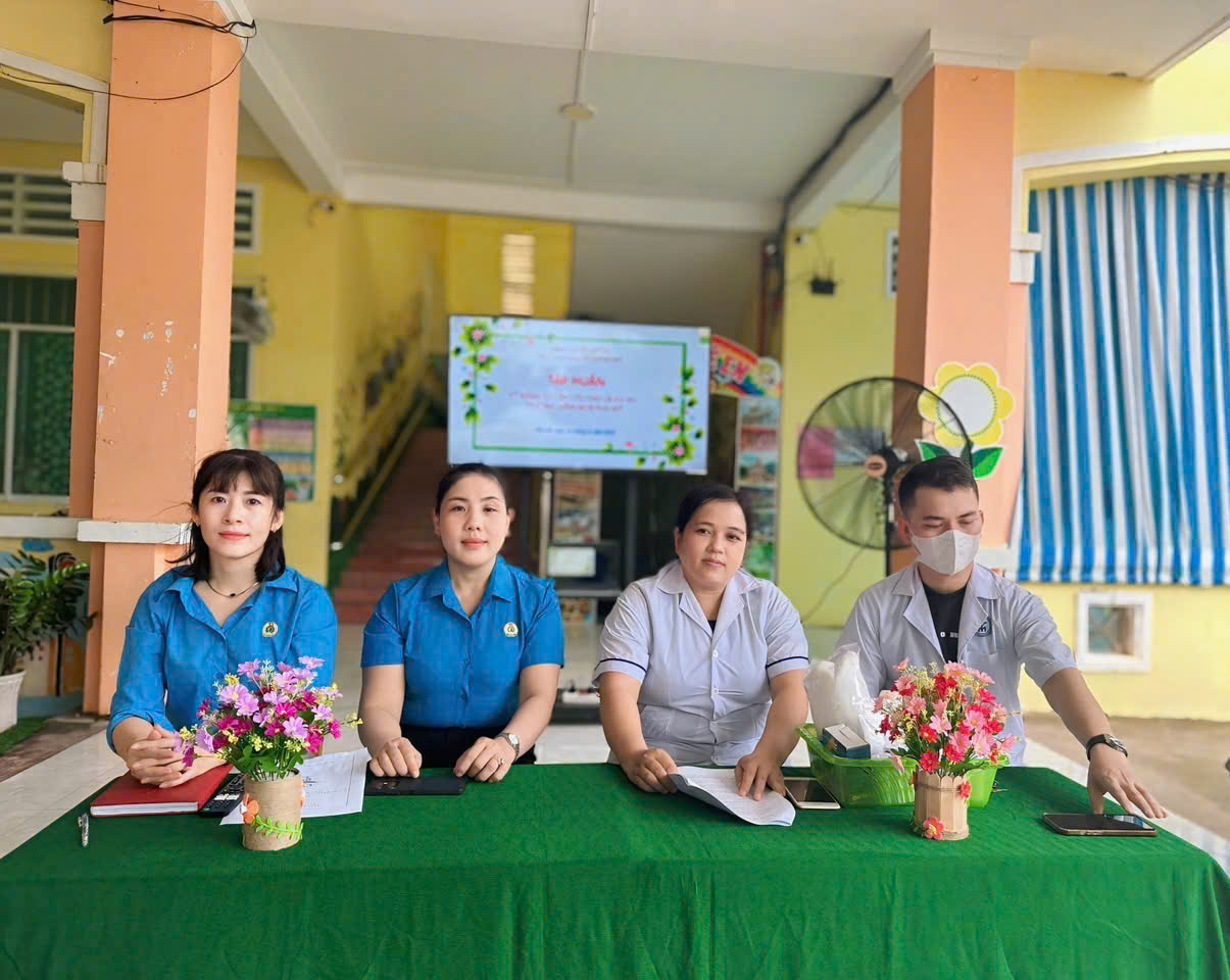 TẬP HUẤN KỸ NĂNG SƠ CẤP CỨU CƠ BẢN CHO CÁN BỘ GIÁO VIÊN NHÂN VIÊN NHÀ TRƯỜNG MẦM NON PHÚ MỸ